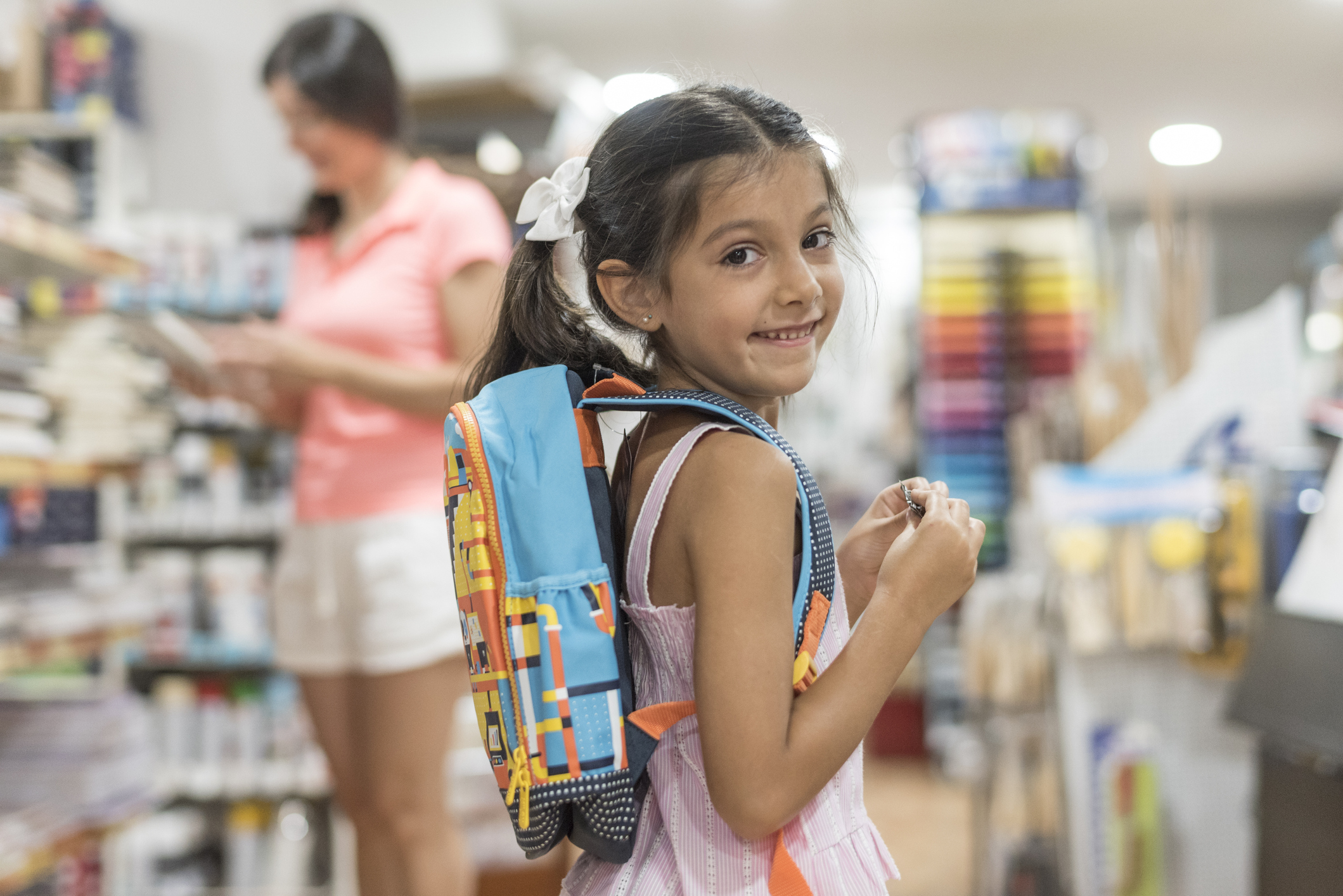 Imagem Unibanco - Criança em compras escolares