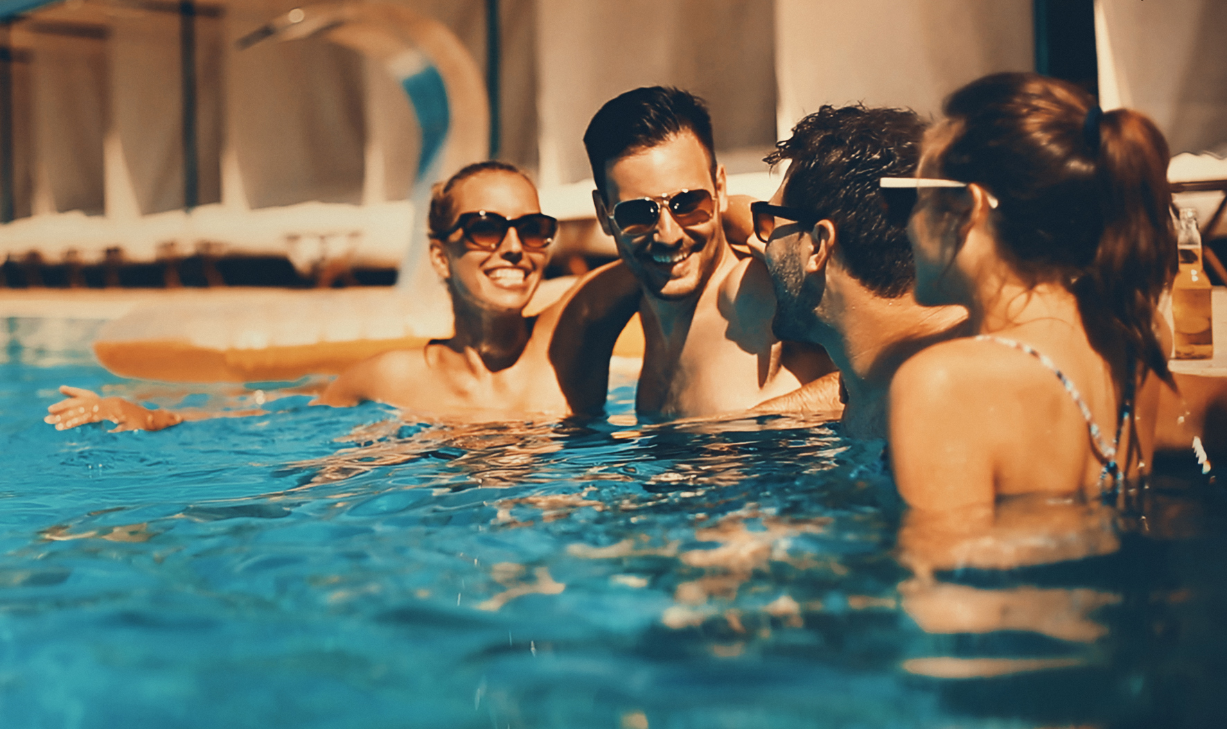 Imagem de amigos numa piscina