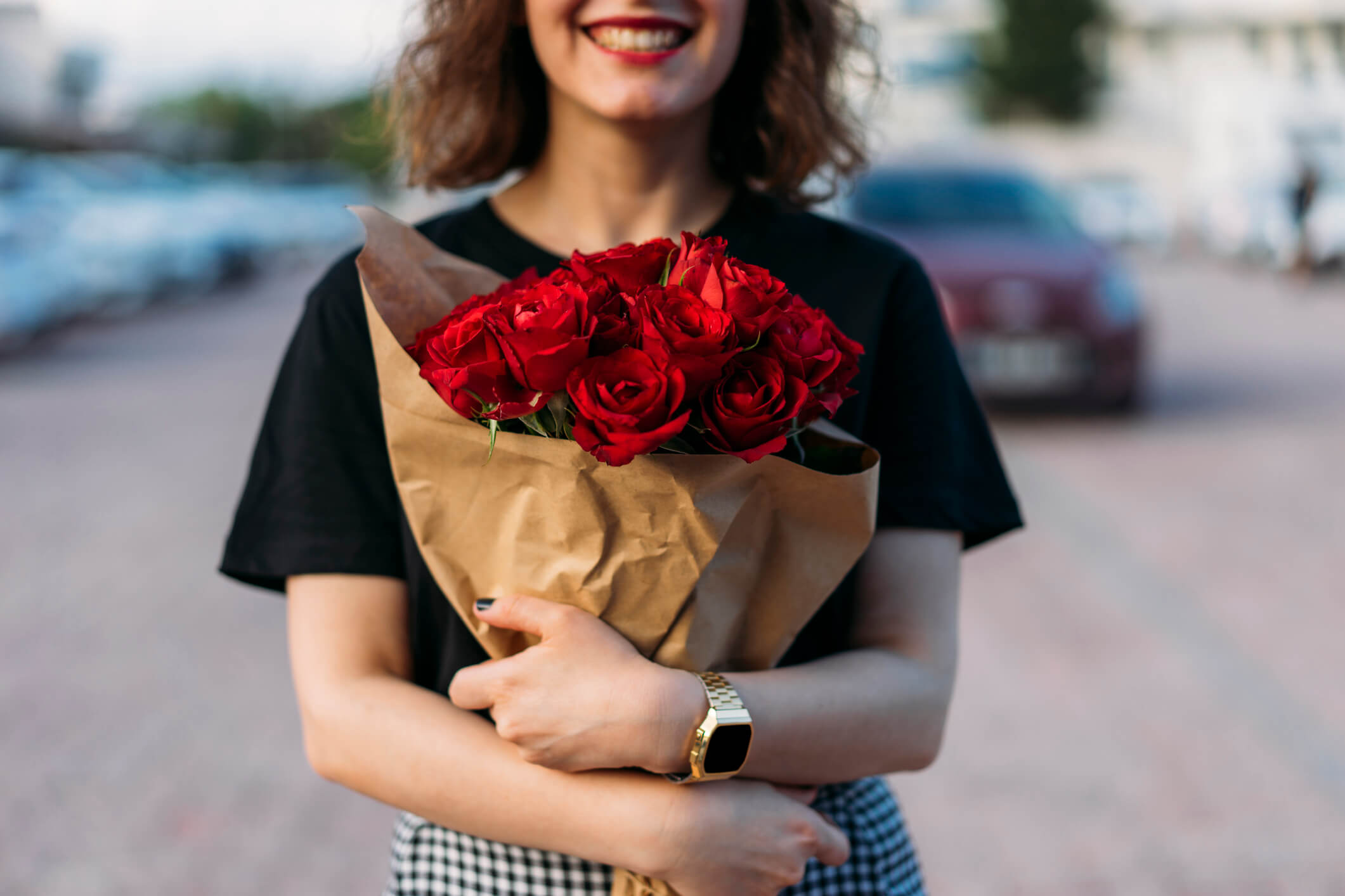 Ramo de flores e mulher