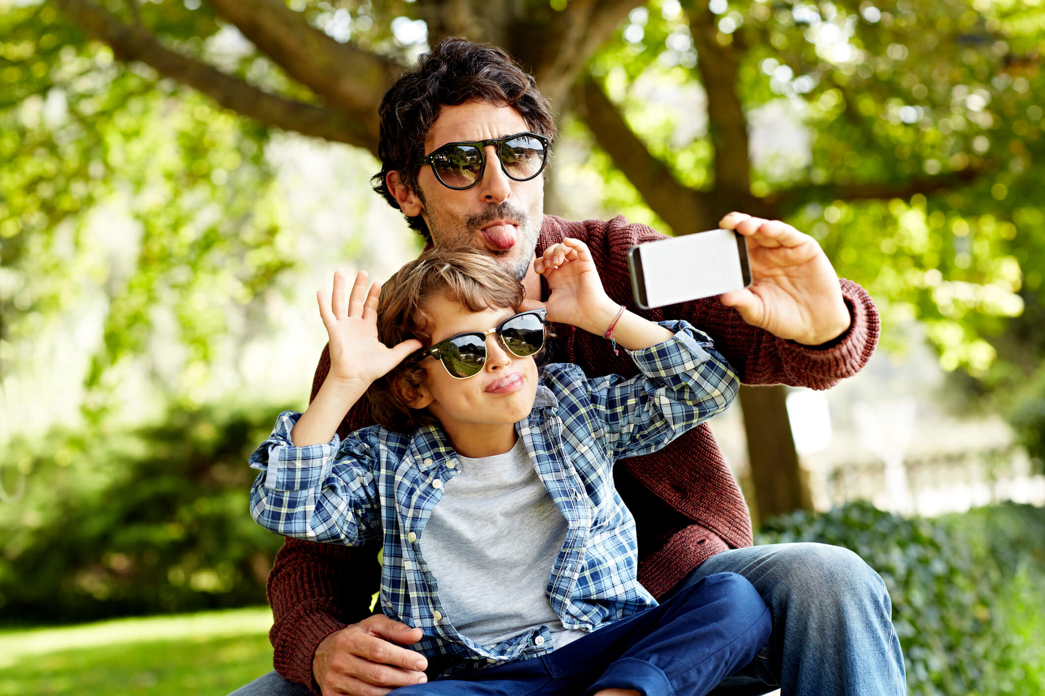 Pai e filho a tirarem uma selfie