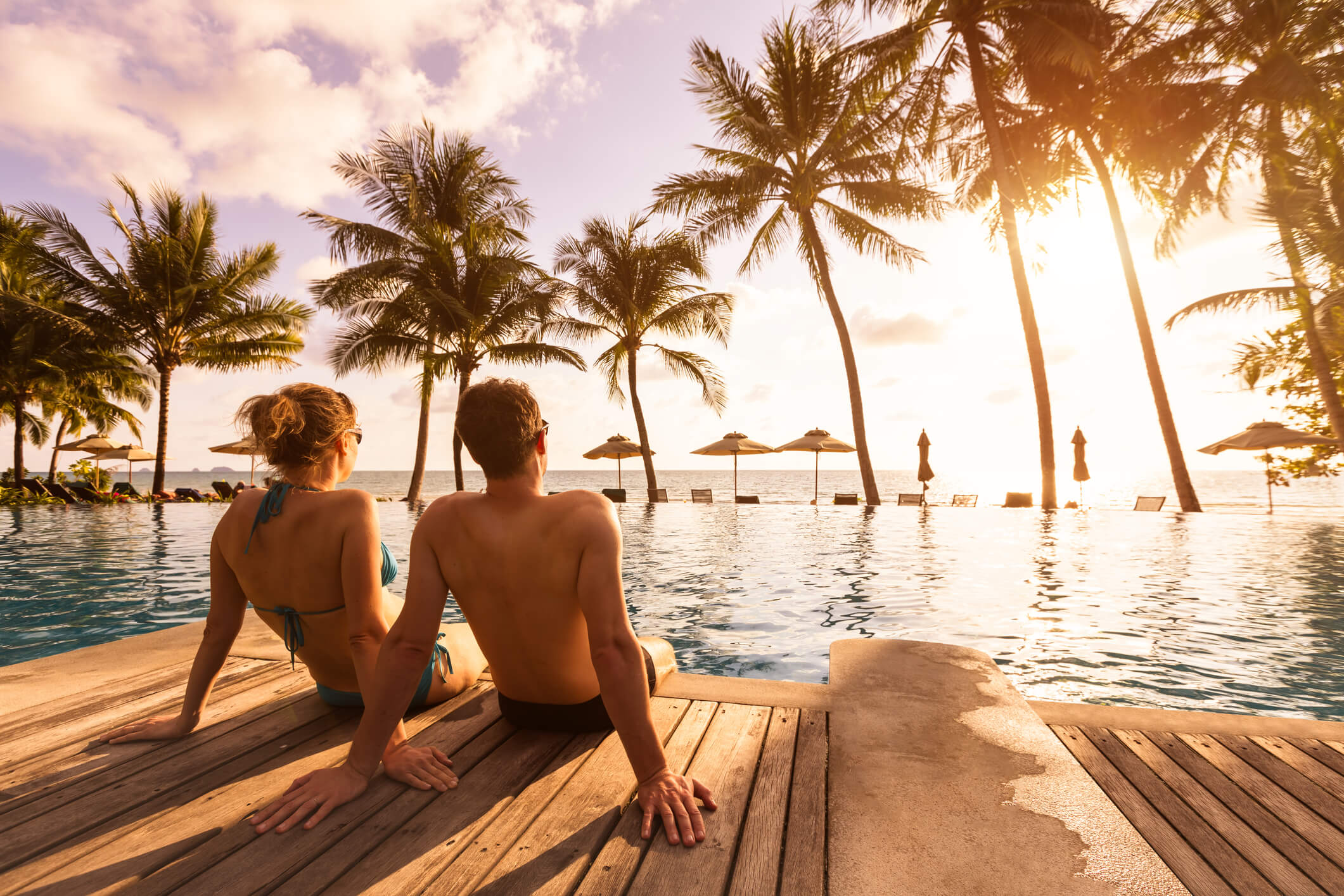 Casal de férias numa praia paradísiaca