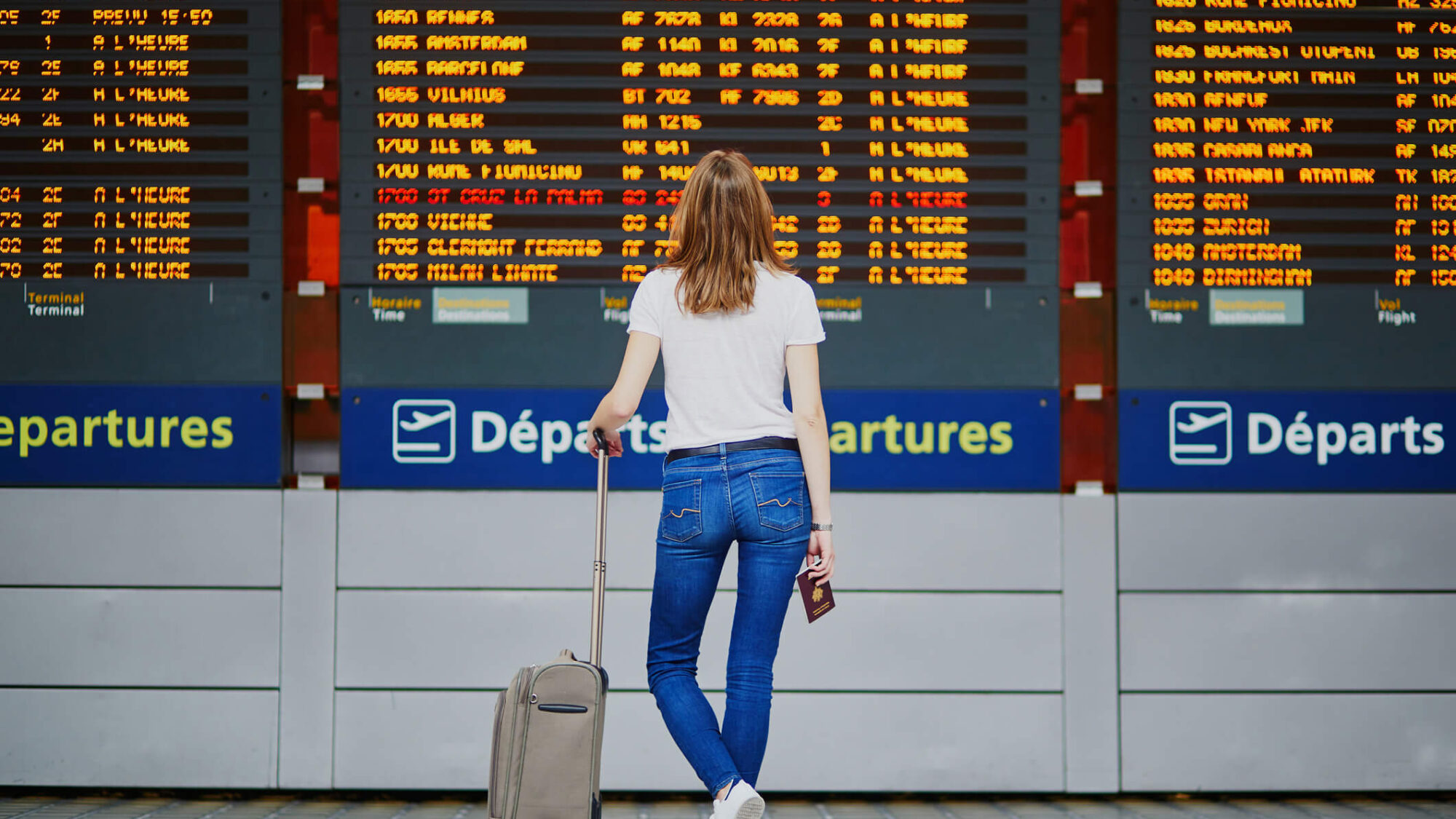 Mulher nas partidas do aeroporto
