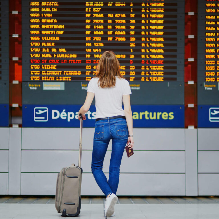 Mulher nas partidas do aeroporto