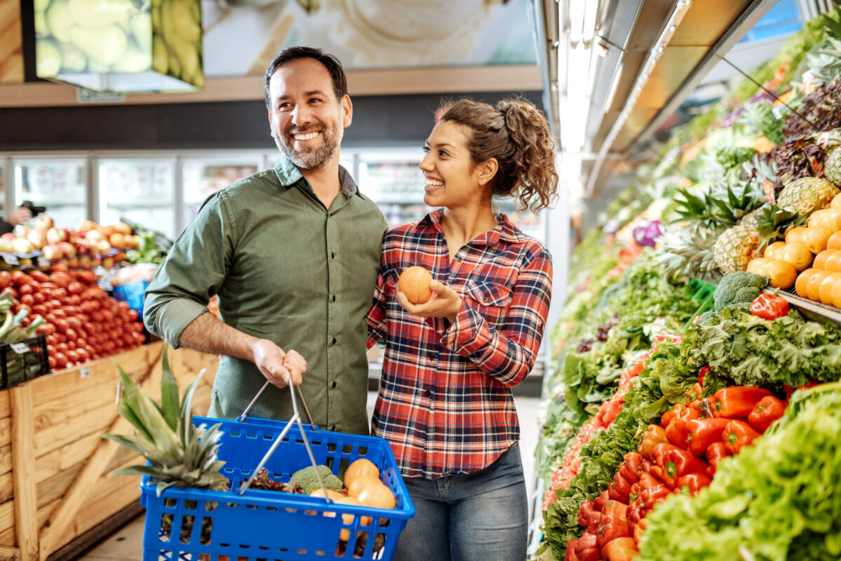 Casal a comprar fruta