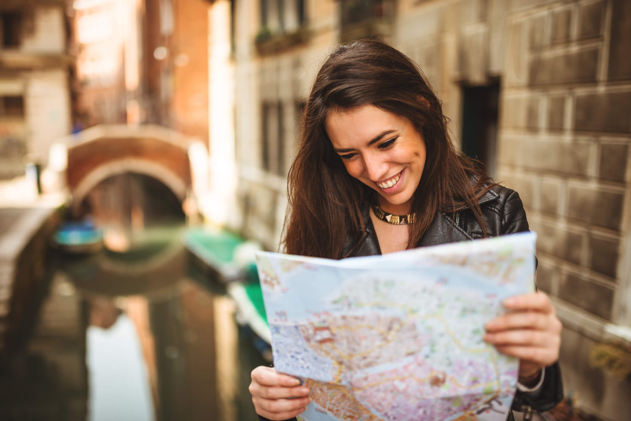 Mulher em Veneza a ler um mapa