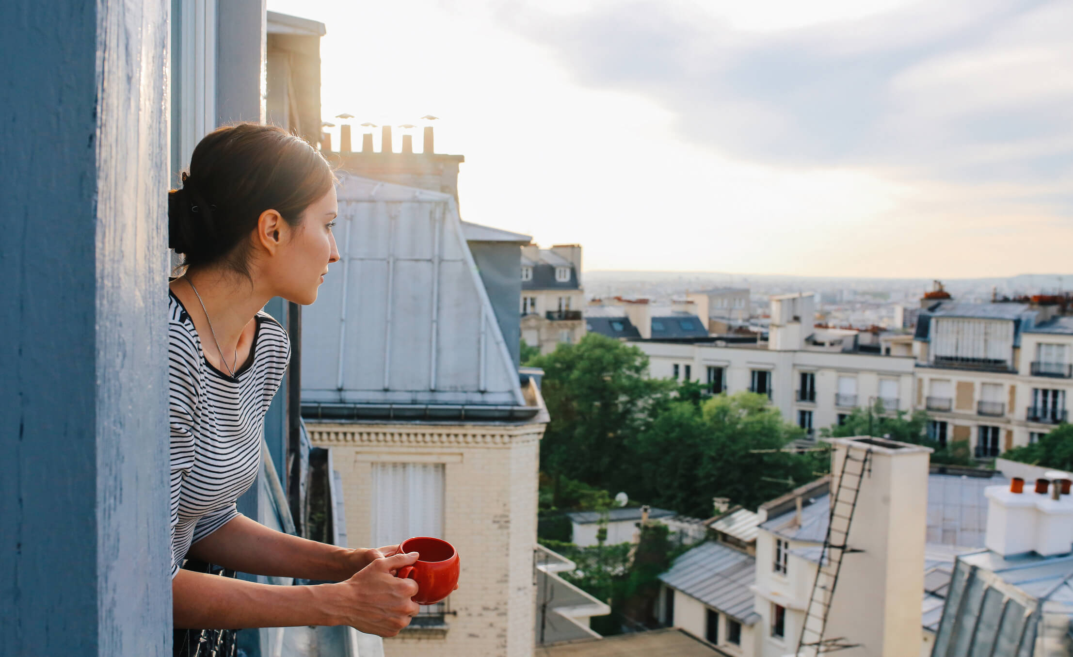 Senhora em Paris a beber café