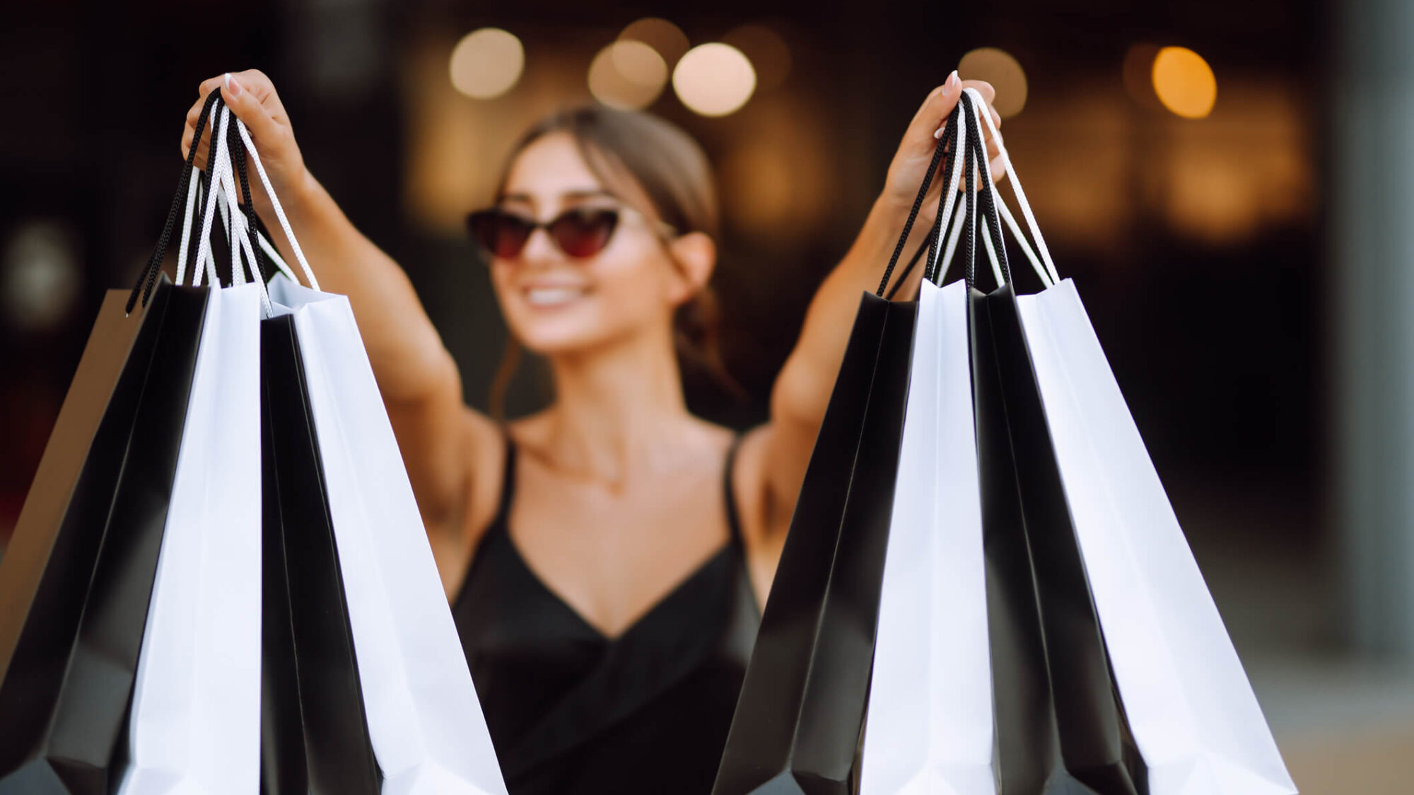 Mulher com sacos de compras