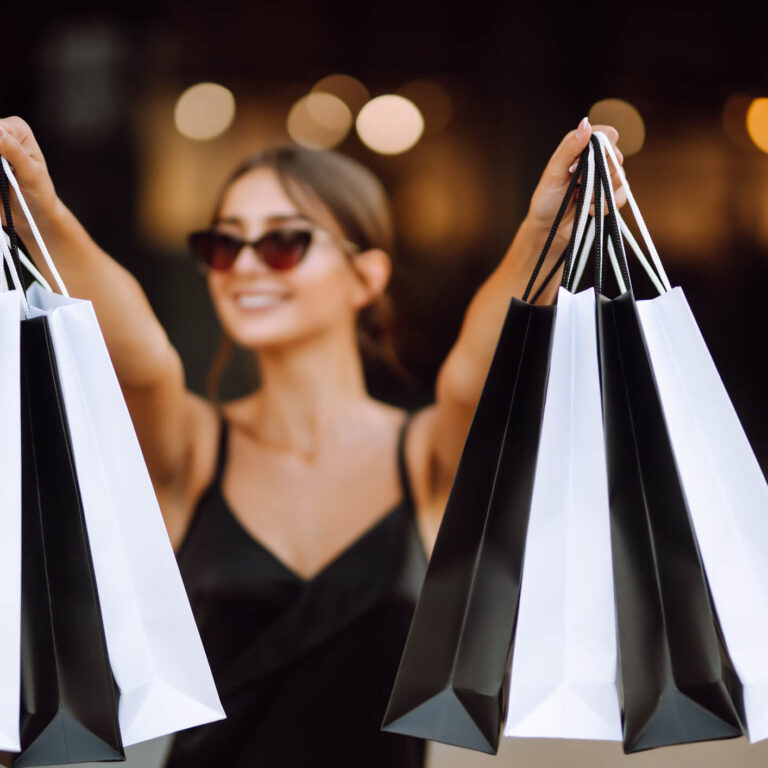 Mulher com sacos de compras