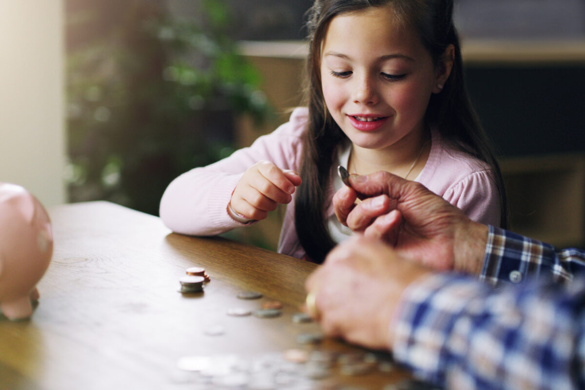 Dar uma mesada ensina os filhos a gerir melhor o dinheiro | Unibanco