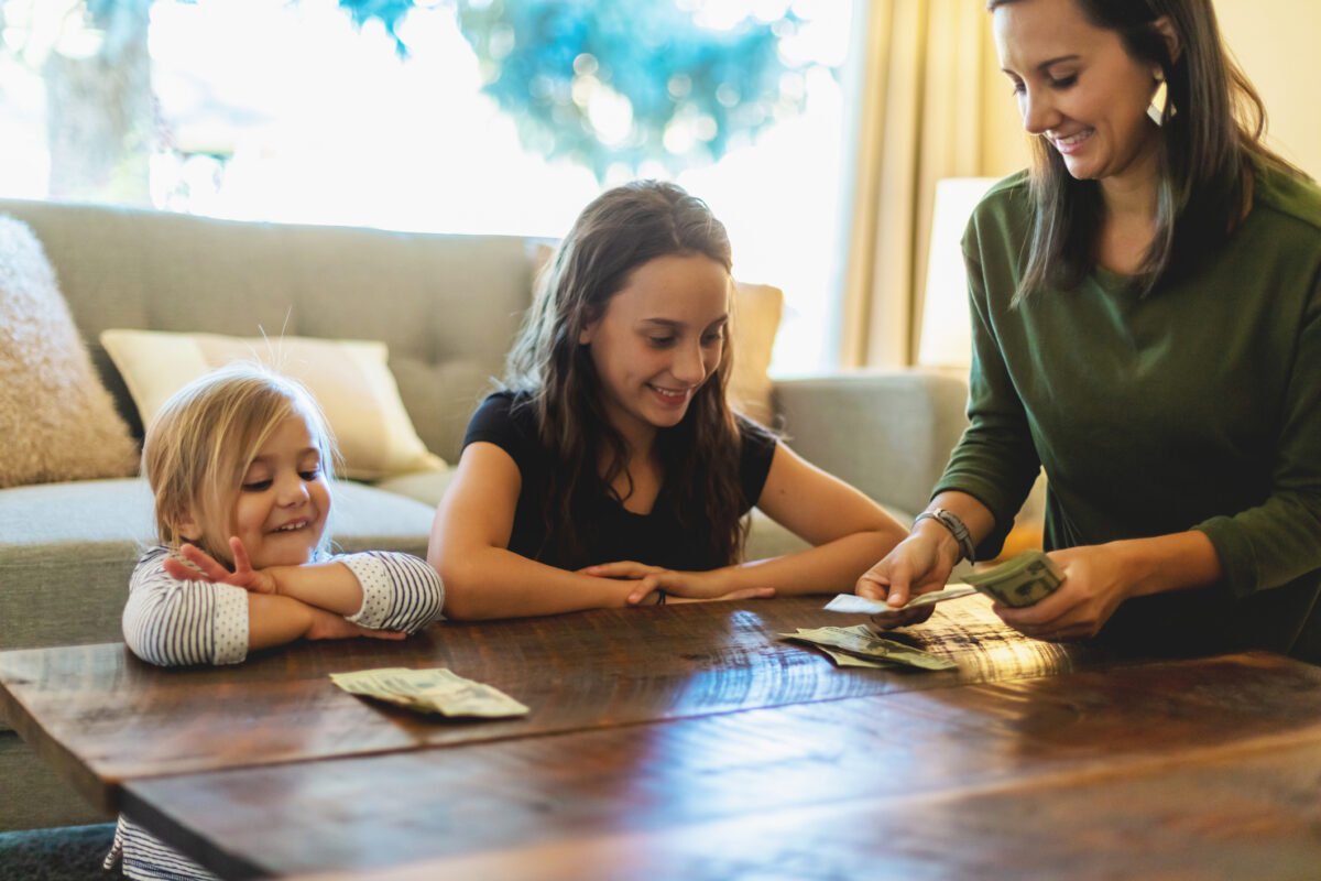 Dar uma mesada ensina os filhos a gerir melhor o dinheiro | Unibanco