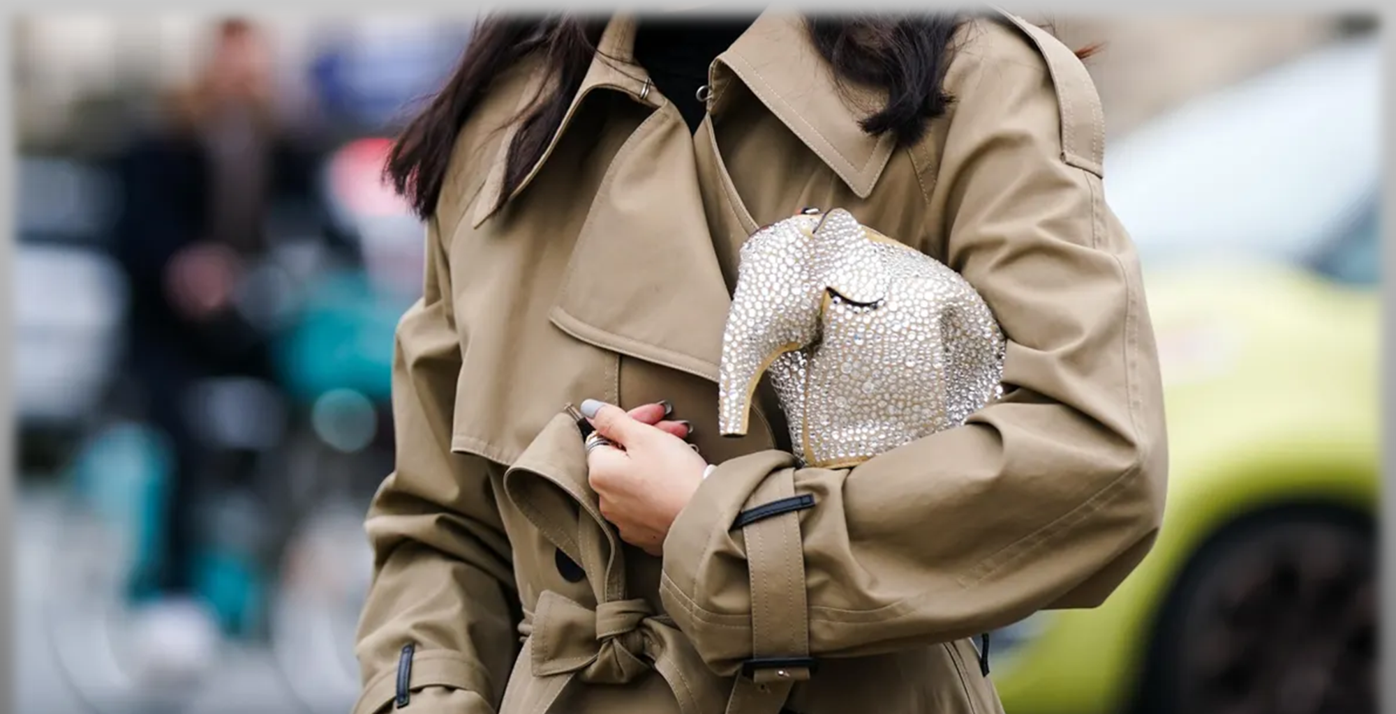 <em>Trench coat</em>: o abrigo indispensável para abraçar o outono 