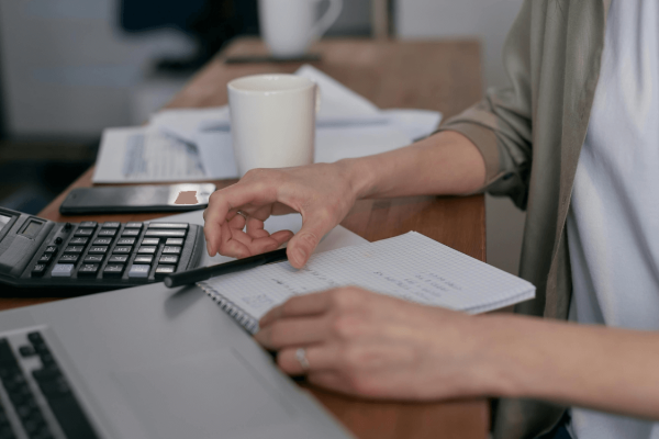 Investir ou pagar as dívidas: o que deve fazer primeiro para melhorar as suas finanças?