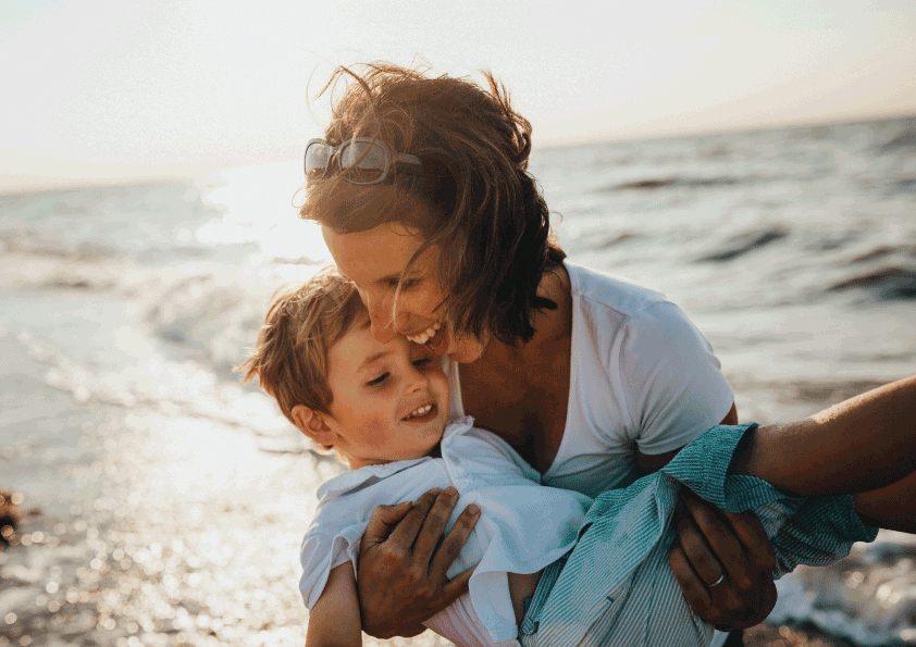 Mãe e filho na praia