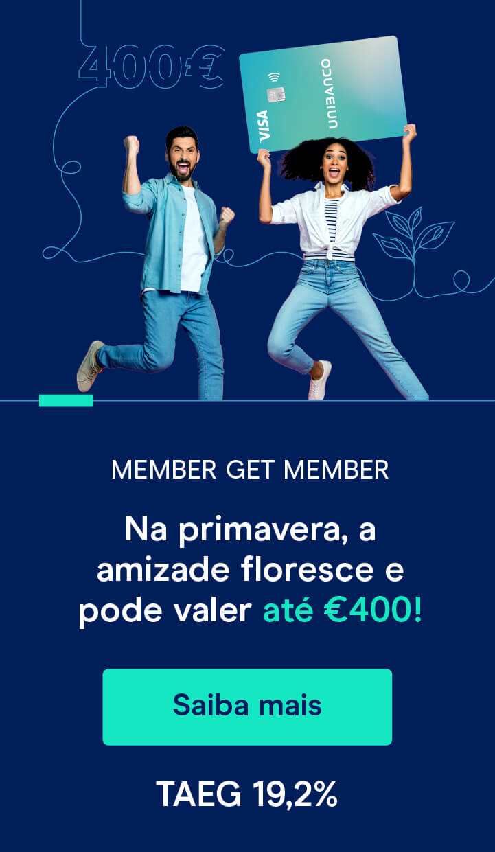 Três pessoas jovens a segurar o cartão Unibanco ilustrando a campanha member get member