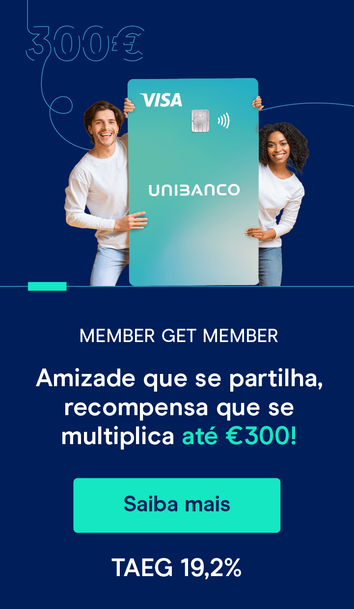 Três pessoas jovens a segurar o cartão Unibanco ilustrando a campanha member get member
