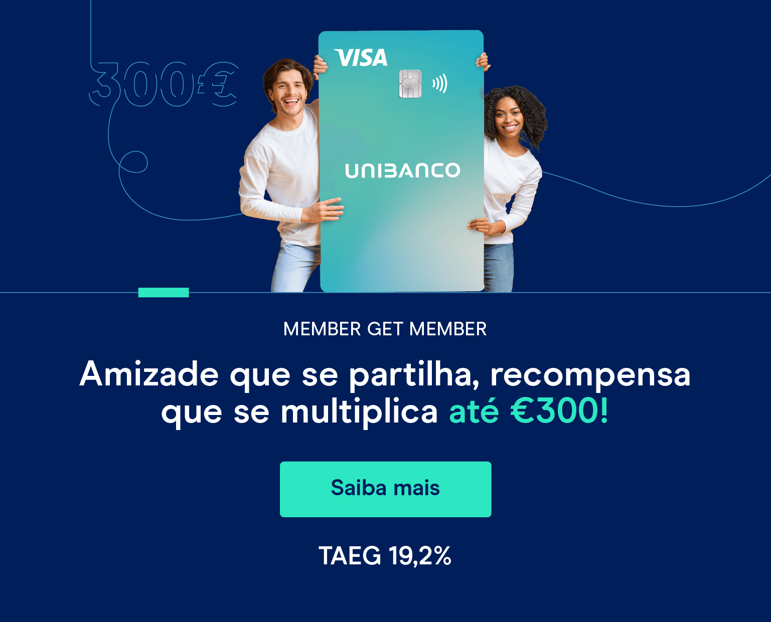 Dois jovens a segurar o cartão Unibanco ilustrando a campanha member get member