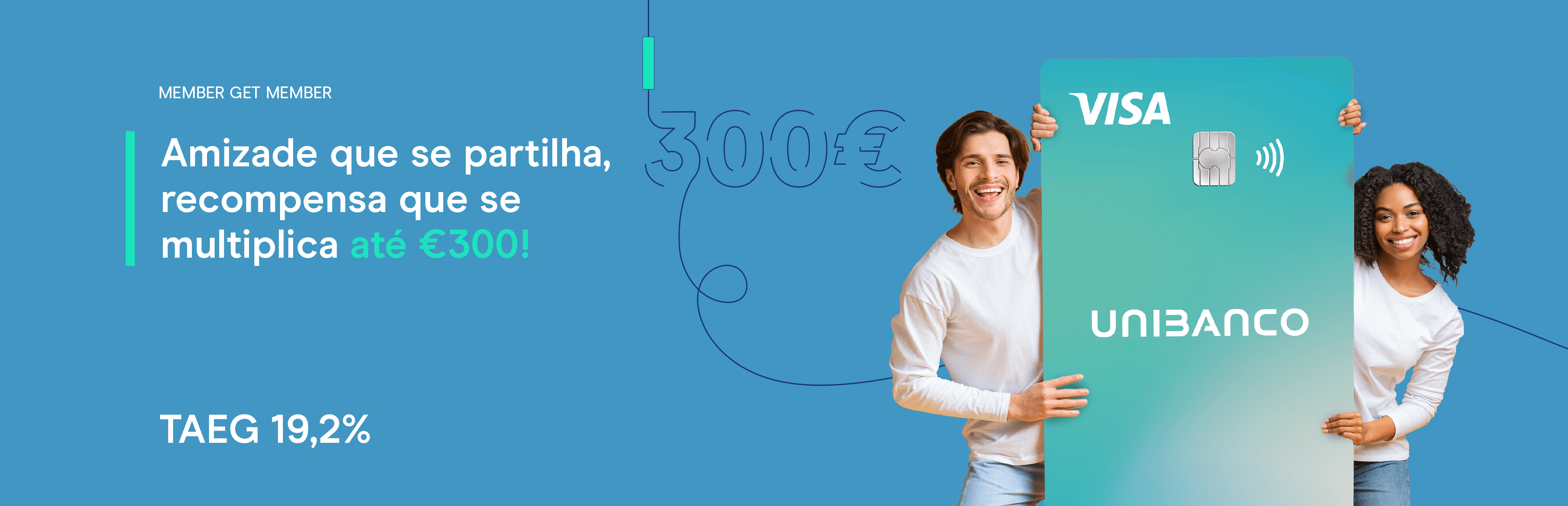 Dois jovens a segurar o cartão Unibanco ilustrando a campanha member get member