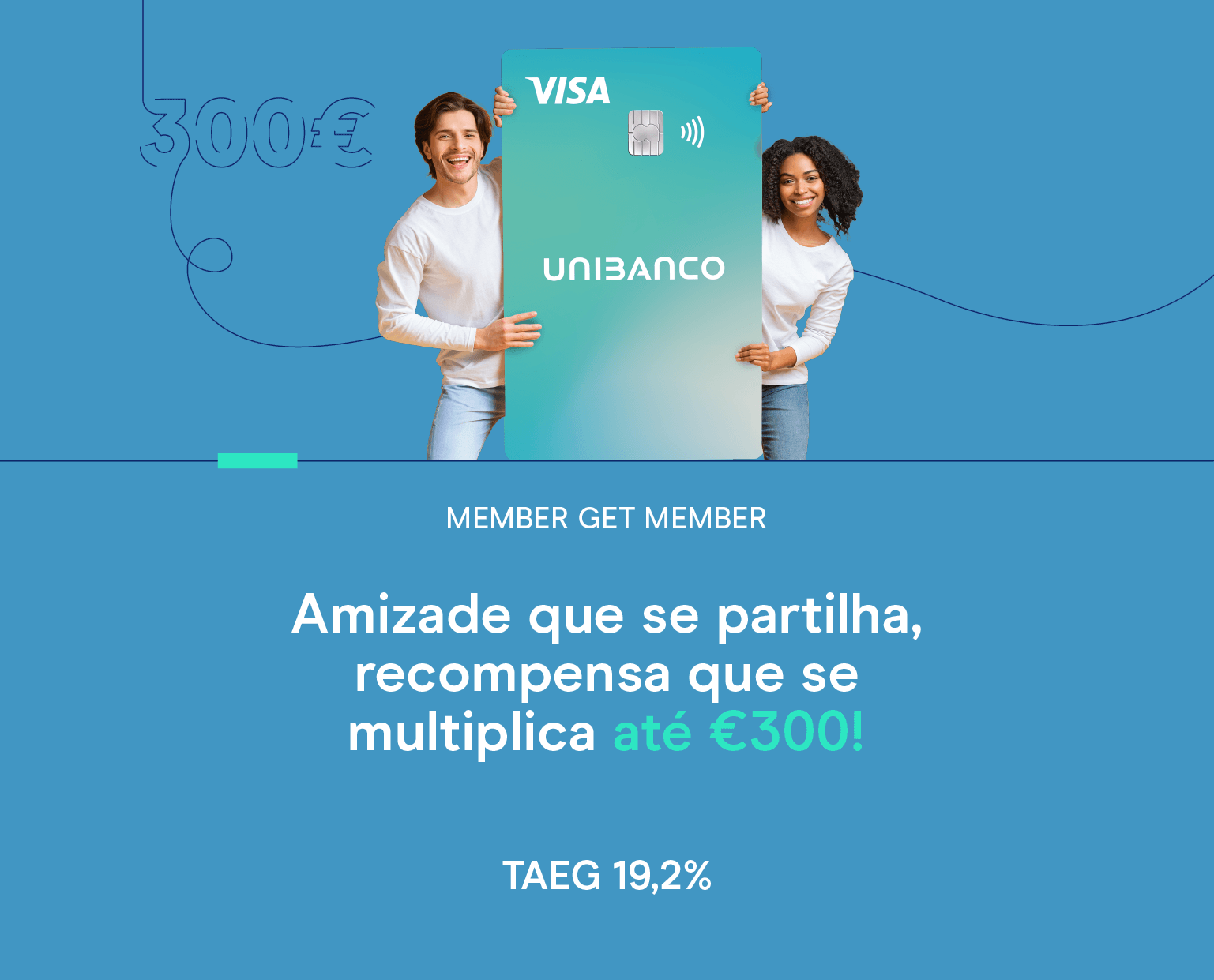 Três pessoas jovens a segurar o cartão Unibanco ilustrando a campanha member get member