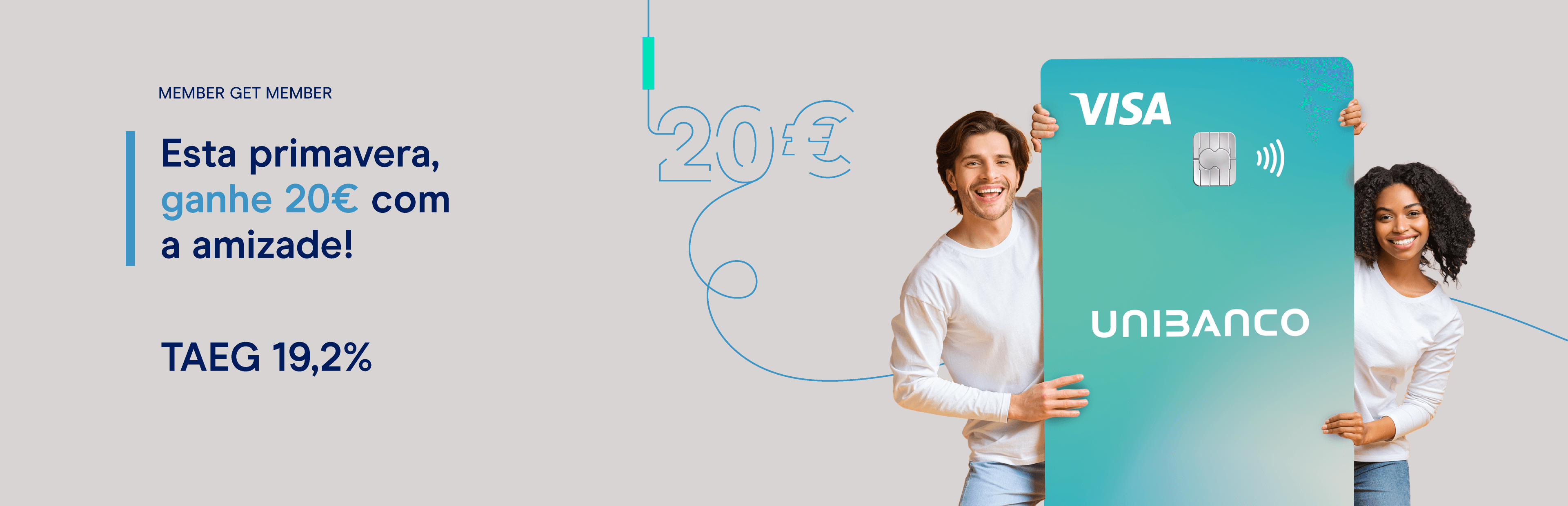Dois jovens a segurar o cartão Unibanco ilustrando a campanha member get member