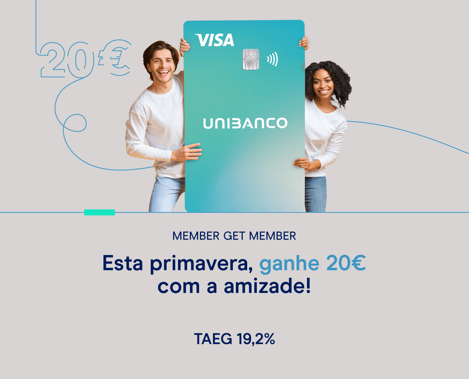 Dois jovens a segurar o cartão Unibanco ilustrando a campanha member get member