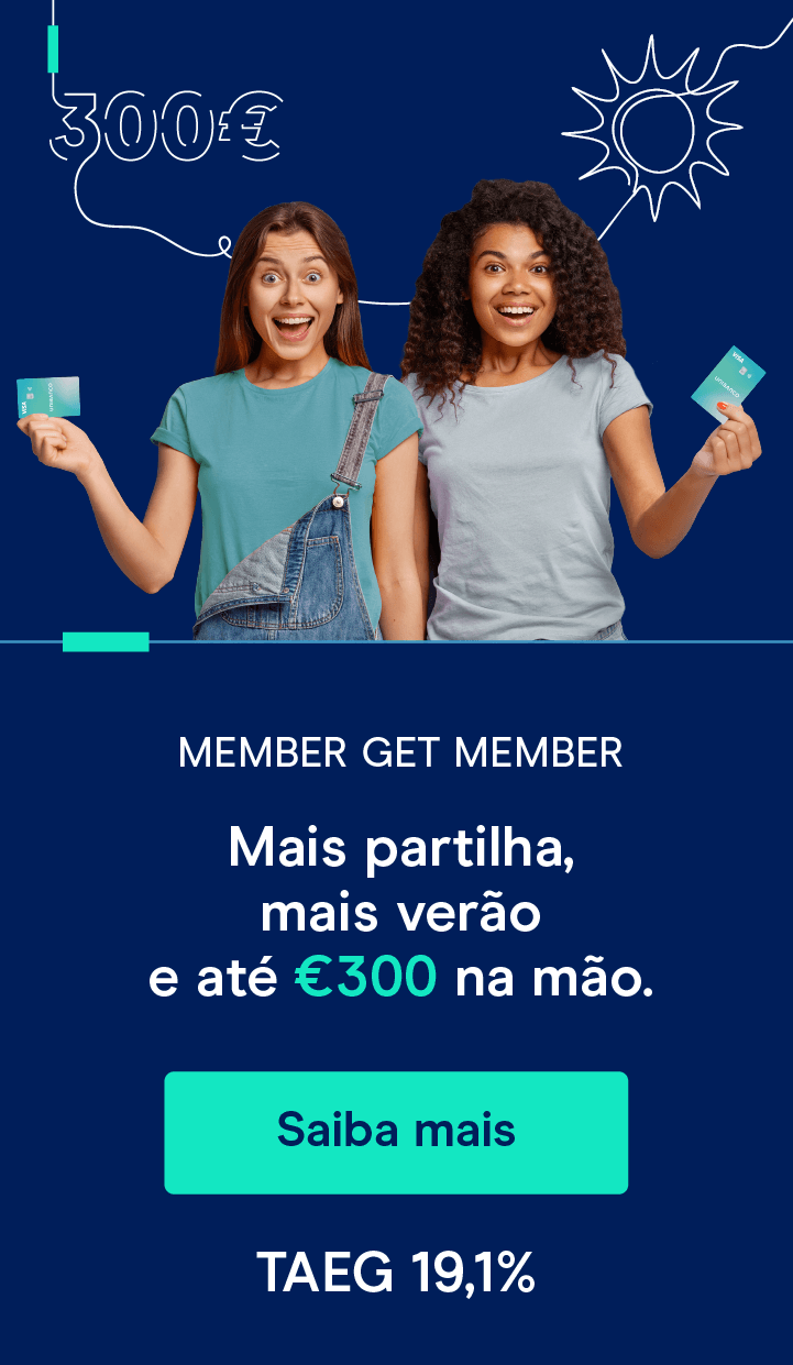 Duas mulheres felizes com o cartão unibanco na mão